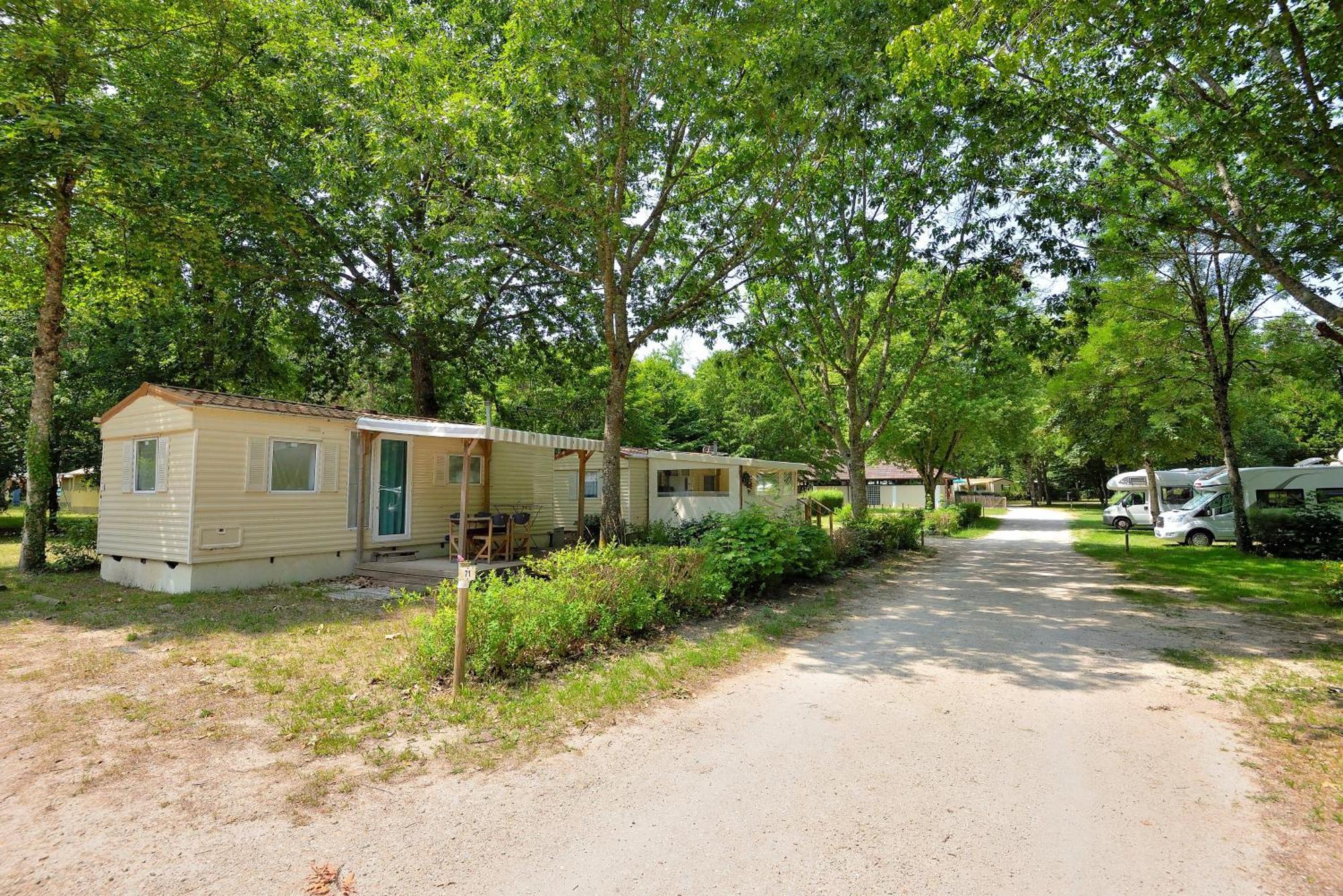 Camping Etang De La Vallee Combreux Zewnętrze zdjęcie