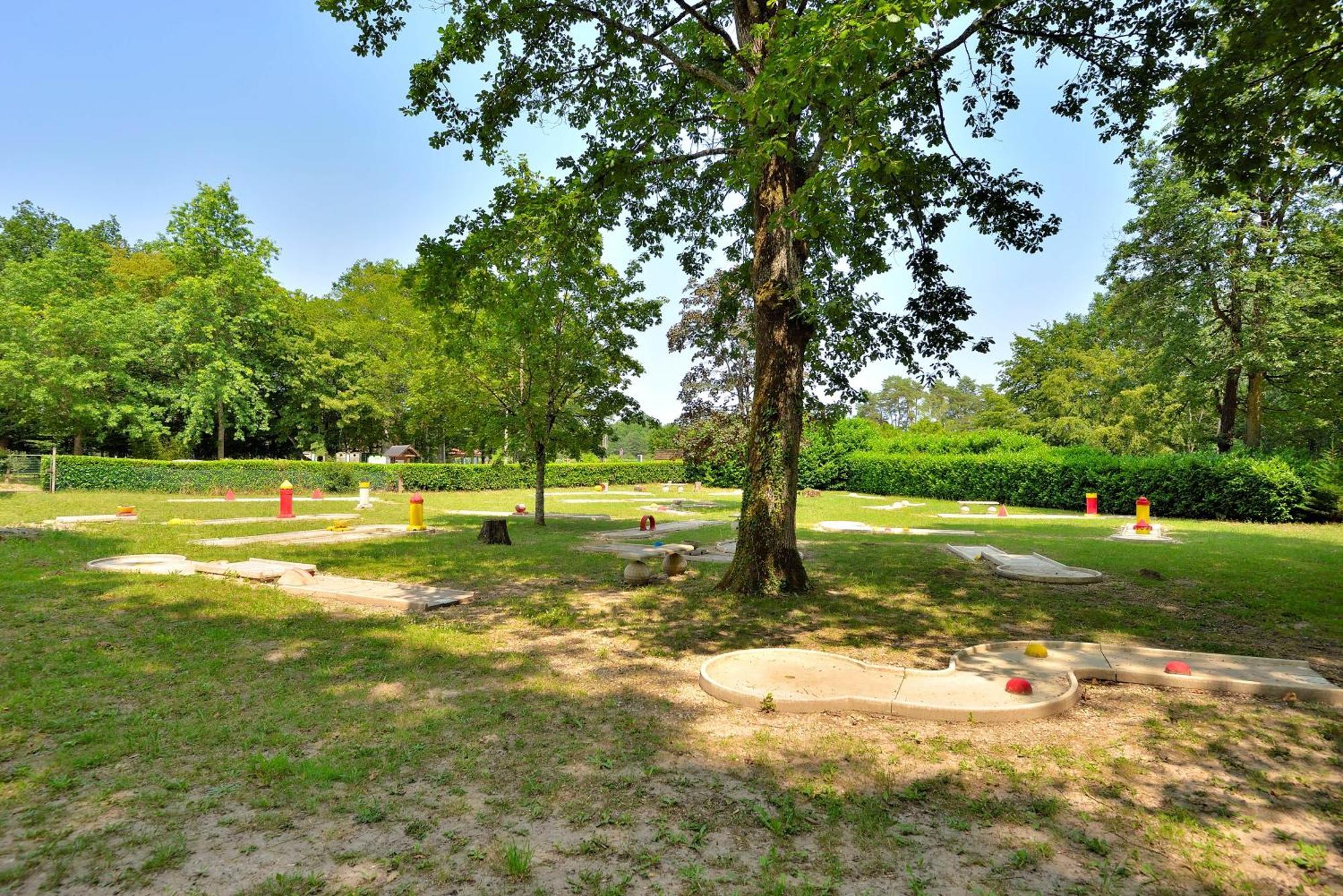 Camping Etang De La Vallee Combreux Zewnętrze zdjęcie