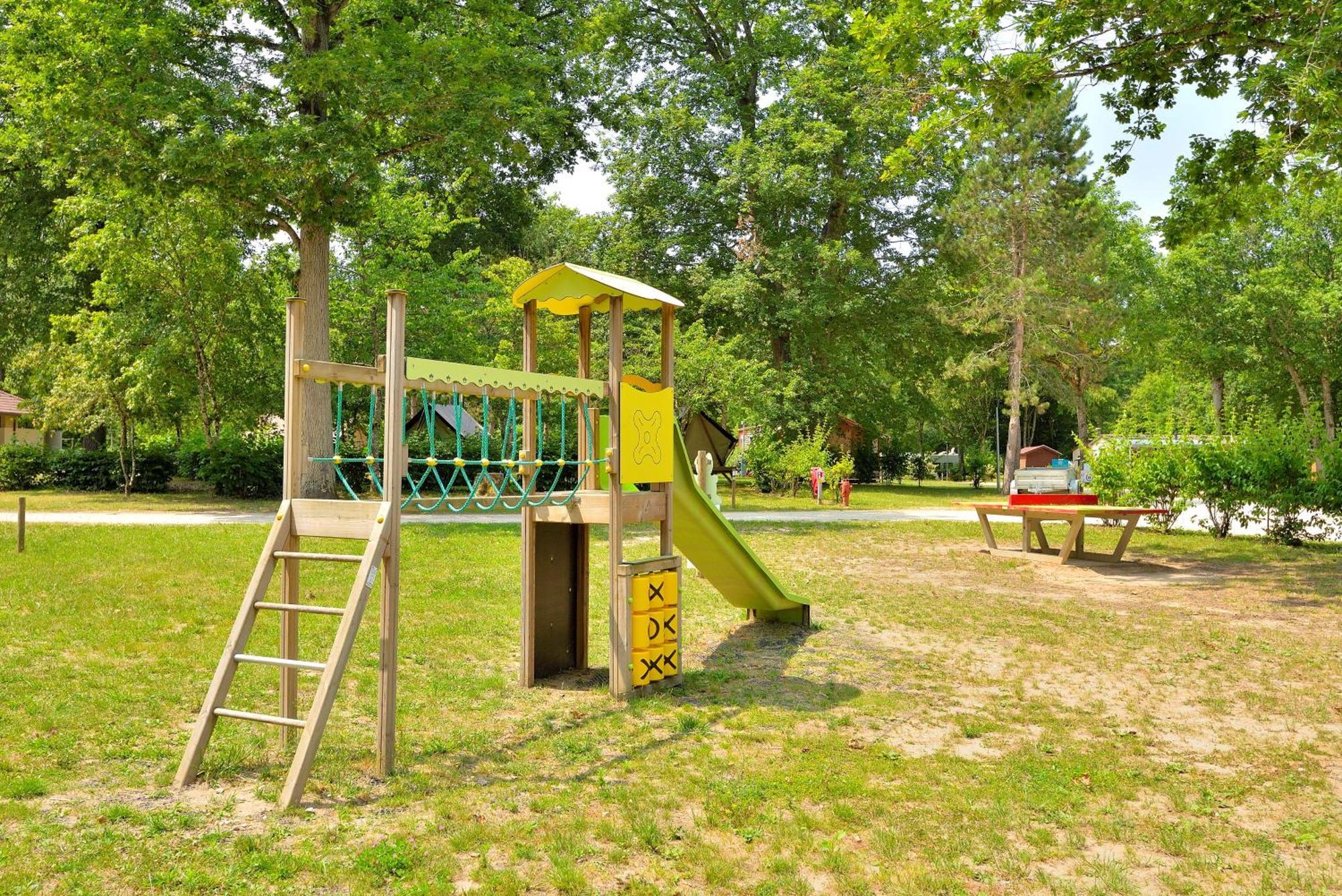 Camping Etang De La Vallee Combreux Zewnętrze zdjęcie